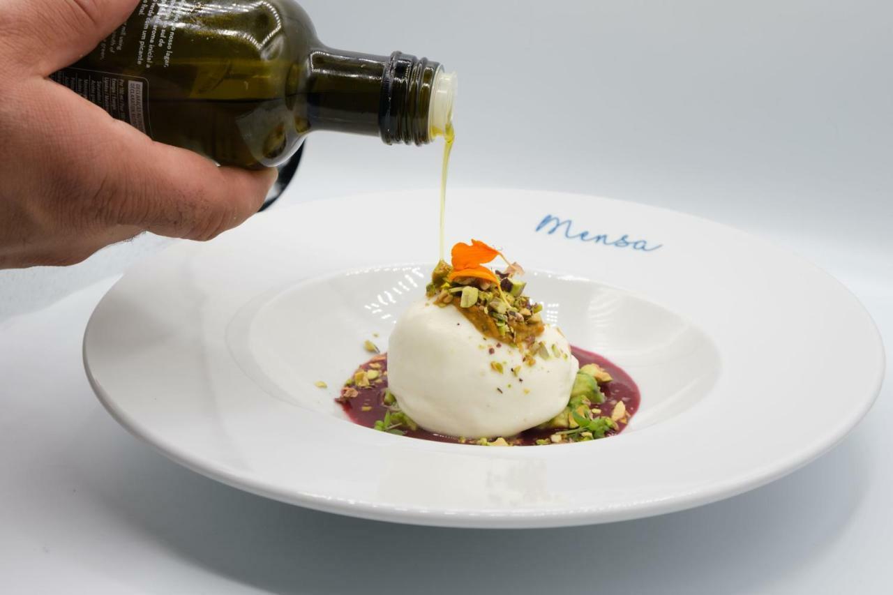 فندق ومطعم ماليبو فوز فيغيورا دا فوز المظهر الخارجي الصورة Olive oil being drizzled over a salad