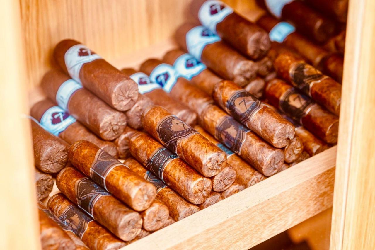 فندق ومطعم ماليبو فوز فيغيورا دا فوز المظهر الخارجي الصورة Cigars in a humidor