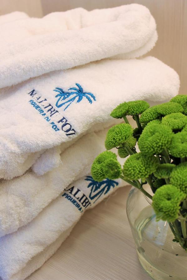 فندق ومطعم ماليبو فوز فيغيورا دا فوز المظهر الخارجي الصورة Towels with embroidery
