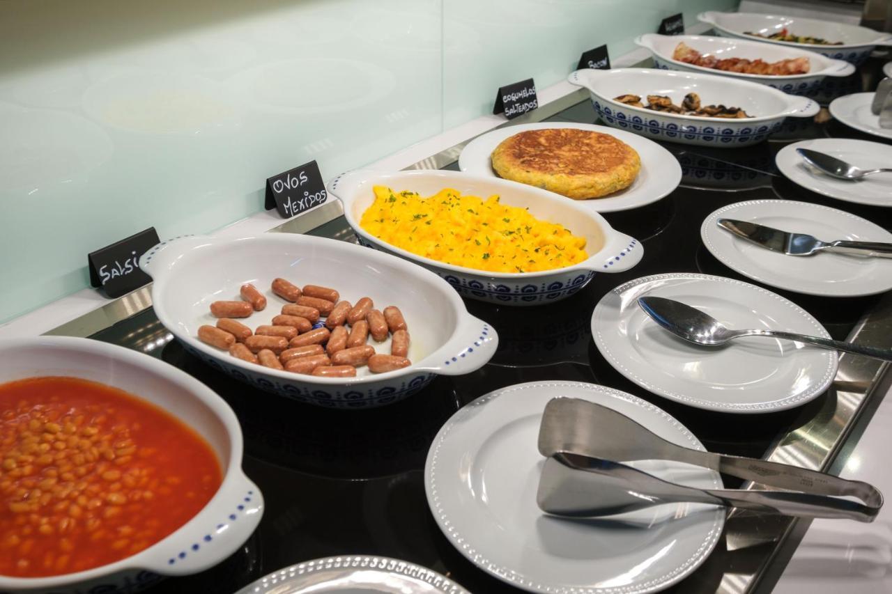 فندق ومطعم ماليبو فوز فيغيورا دا فوز المظهر الخارجي الصورة A buffet of breakfast items