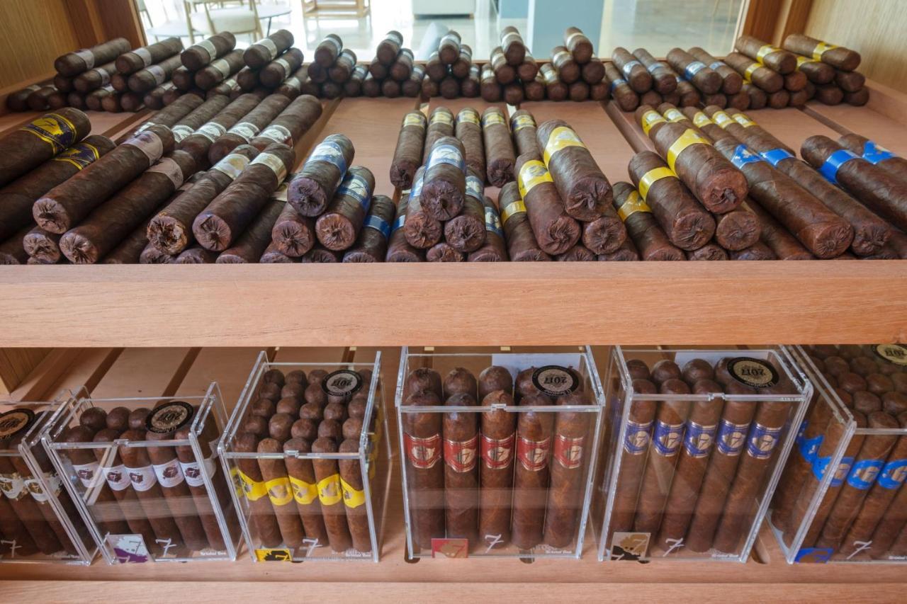 فندق ومطعم ماليبو فوز فيغيورا دا فوز المظهر الخارجي الصورة Cigars in a shop