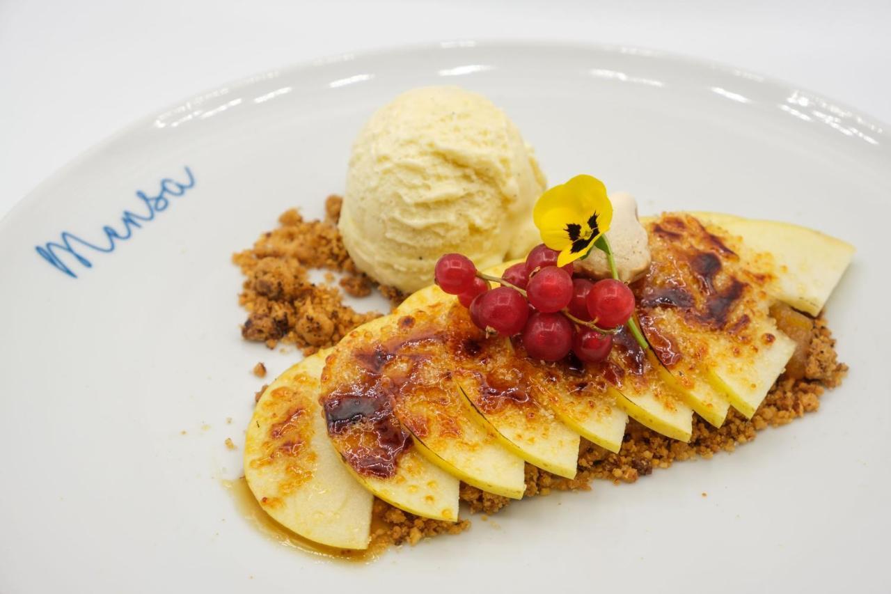 فندق ومطعم ماليبو فوز فيغيورا دا فوز المظهر الخارجي الصورة Baked apple with ice cream